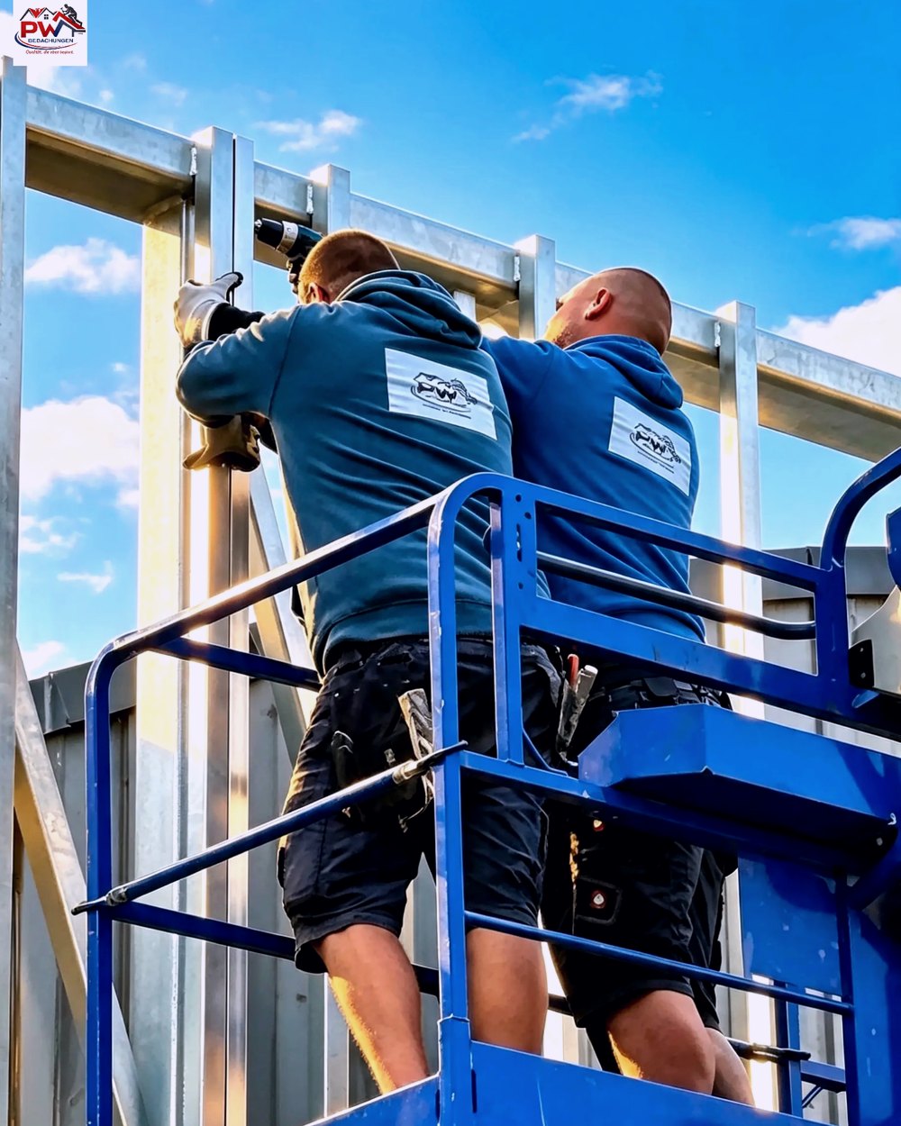 Das Team von PW Bedachungen bei Montagearbeiten an einer Fassade