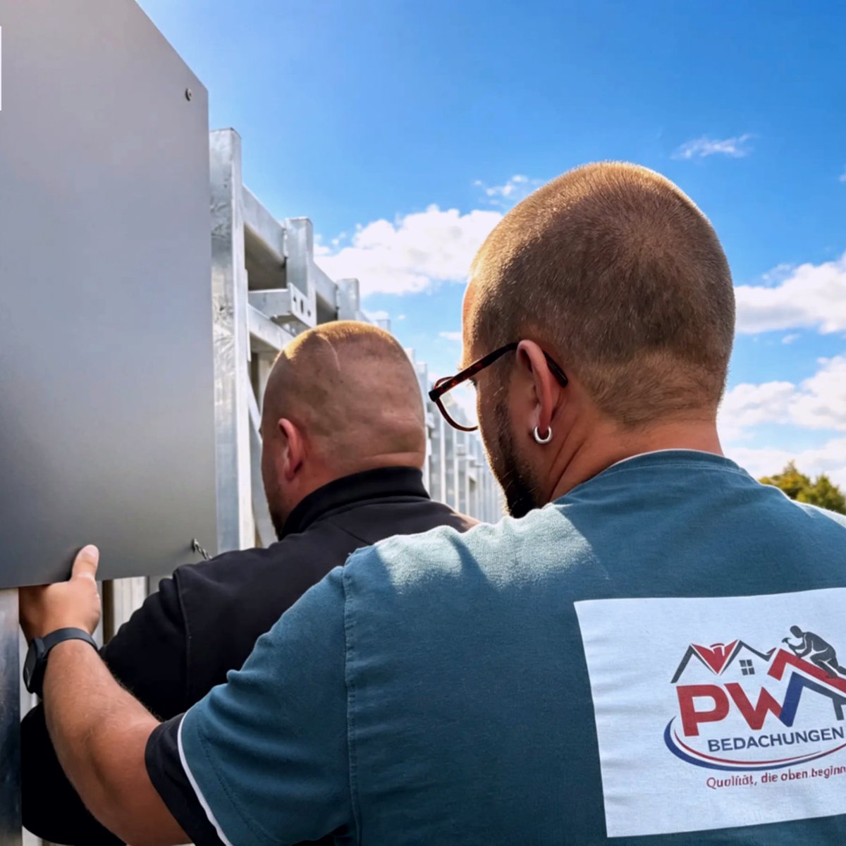 Mitarbeiter mit PW-Bedachungen-Logo