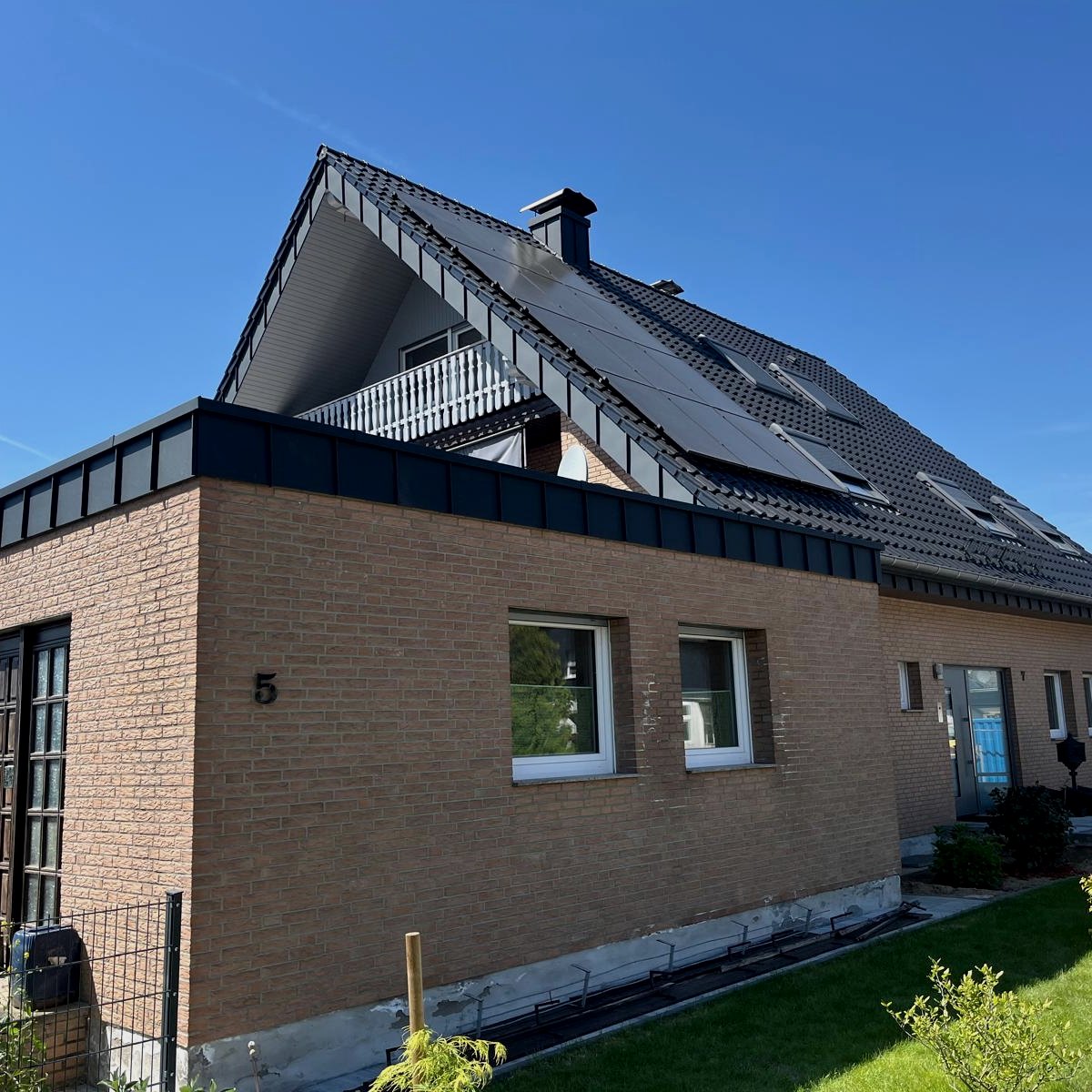Wohnhaus mit neu eingedecktem Steildach und Photovoltaik von PW Bedachungen